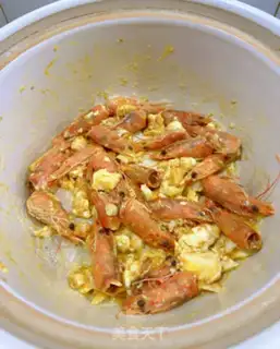 Make Gold and sand seafood tofu soup step 1