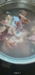 Make "The king of the sea coconuts has five fingers for peach chicken soup." step 1
