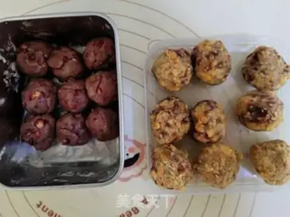 Make A broad rose red bean moon cake step 3
