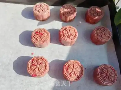 Make A broad rose red bean moon cake step 4