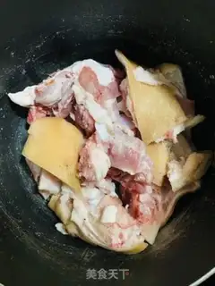 Make Dry fire pans to burn pigs