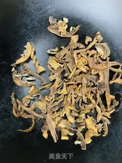 Make Dry fire pans to burn pigs