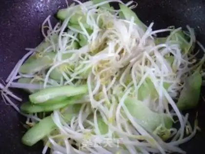 Make The guacamole fried green bean sprouts step 4