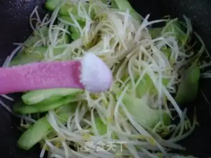 Make The guacamole fried green bean sprouts step 5