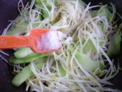 Make The guacamole fried green bean sprouts step 6
