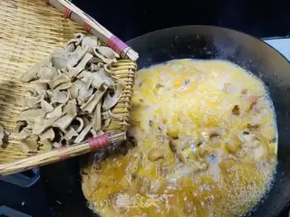 Make Dry fire pans to burn pigs