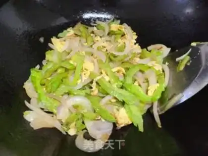 Make Scrambled eggs onions step 5