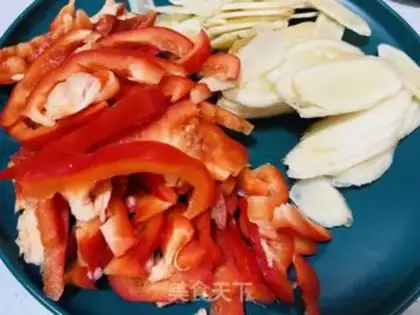 Make Sweet peppers, ginger fried meat step 1