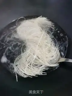 Make Tomato eggs, skinny noodles step 2
