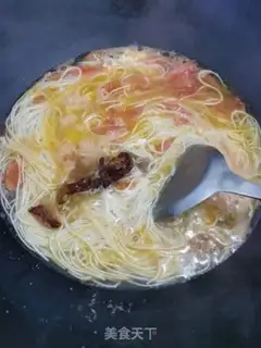 Make Tomato eggs, skinny noodles step 8