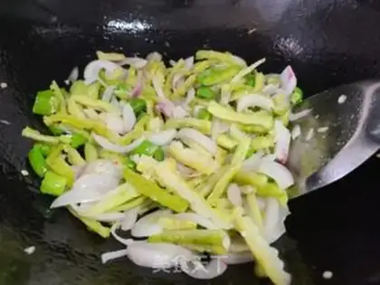 Make Wimper onion fried melon step 1