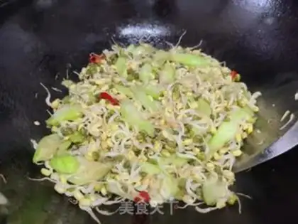 Make The silk melon fried green bean sprouts step 3