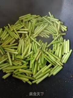 Make Garlic fried eggs step 1