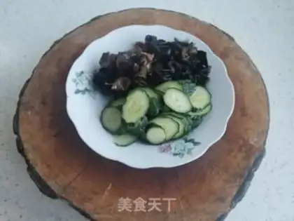 Make cucumber eggs fried wood step 1