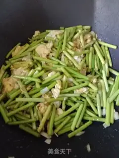 Make Garlic fried eggs step 3