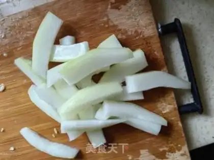Make Fresh water to boil a melon step 1