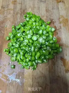Make Wireless onion fried green bean sprouts step 0