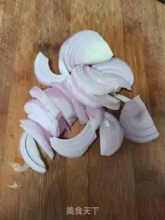 Make Wireless onion fried green bean sprouts step 1