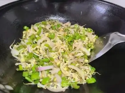 Make Wireless onion fried green bean sprouts step 3