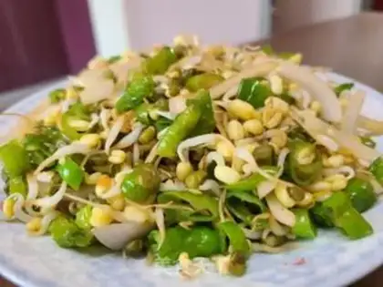 Make Wireless onion fried green bean sprouts step 5