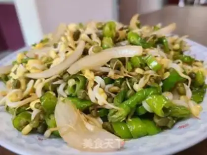 Make Wireless onion fried green bean sprouts step 6