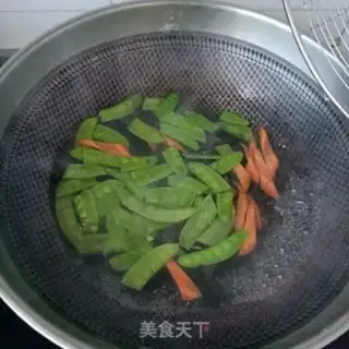 Make The abalone fried Dutch beans step 9