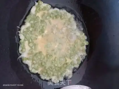 Make Soyhorned eggs step 1