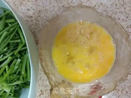 Make Eggs, fried moss step 0