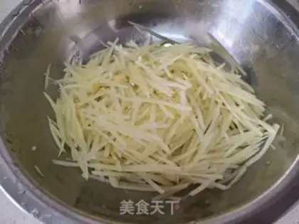 Make Tomato fried potatoes step 1