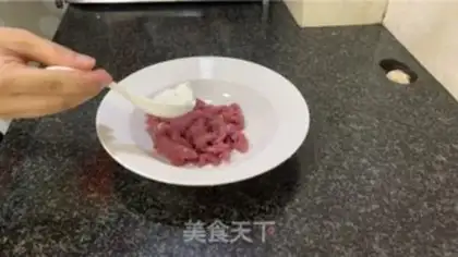 Make Tomato-egg beef pan step 1