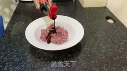 Make Tomato-egg beef pan step 2