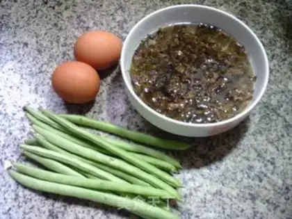 Make Plum-crunch four seasons of fried eggs step 0