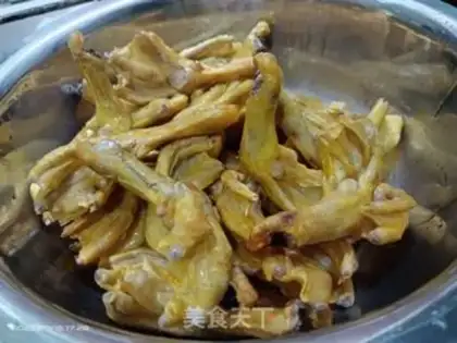 Make Nailed duck feet step 1