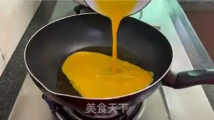 Make Tomato-egg beef pan step 6