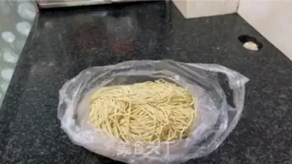 Make Tomato egg beef noodles step 7