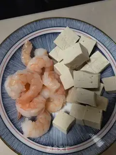 Make Shrimp cabbage tofu soup step 1