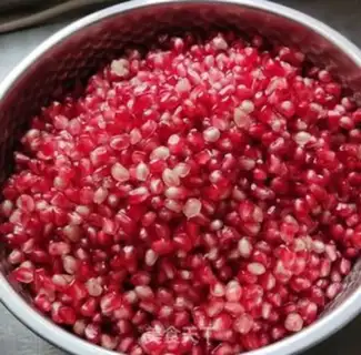 Make Pomegranate vinegar step 1