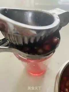 Make Fresh pomegranate juice step 4