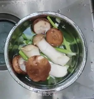 Make Two mushrooms of celery step 0