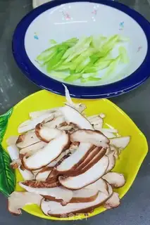 Make Two mushrooms of celery step 1