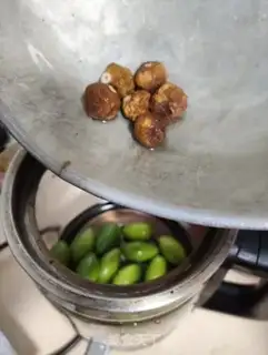Make Plumbless carrot water step 4