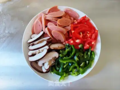 Make Pizza papricos and ham step 2