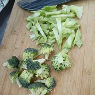 Make Ham eggs and broccoli step 0
