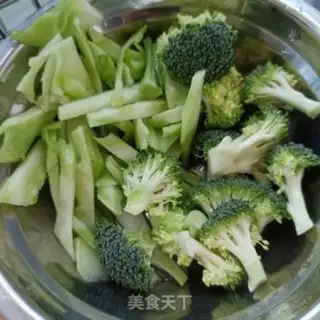 Make Ham eggs and broccoli step 1