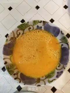 Make The salty version of tomato fried eggs step 1