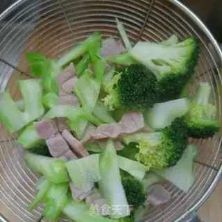 Make Ham eggs and broccoli step 6