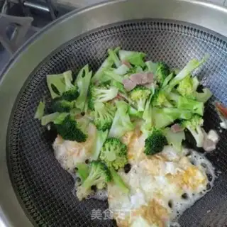 Make Ham eggs and broccoli step 10
