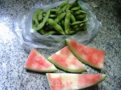 Make Watermelon peeled with beans step 0