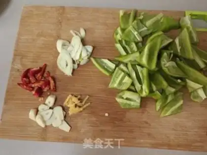 Make Pyramid-dried pork step 1