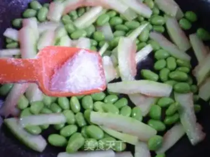 Make Watermelon peeled with beans step 7